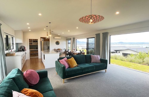 Nukuhau House | Panoramic Paradise: Stunning Lake and Mountain Views in Taupō