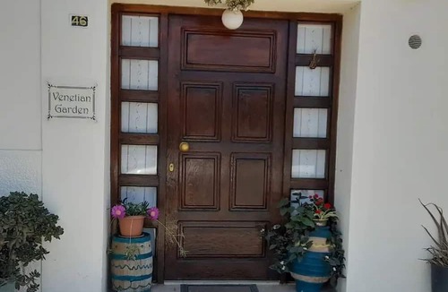 Heraklion Apartment | Venetian garden Ενα μικρό ανεξάρτητο καταφύγιο μέσα και έξω σπό την πόλη .