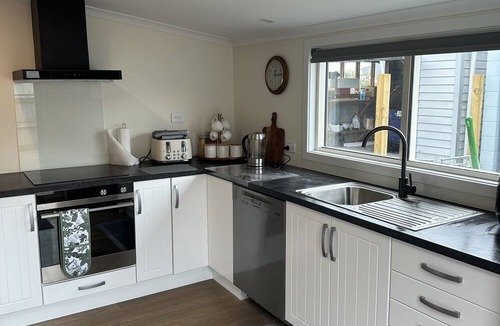 Timaru House | Beautifully renovated duck back cottage Close to Bay and town
