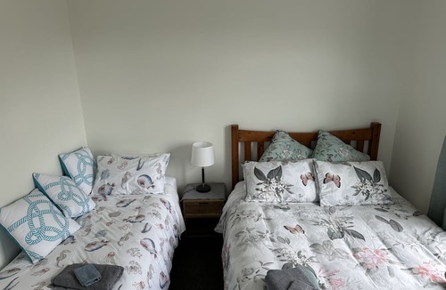 Timaru House | Beautifully renovated duck back cottage Close to Bay and town