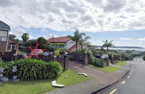 West Harbour House | Harbour & Sky View rooms, easily accessible to the Auckland CBD
