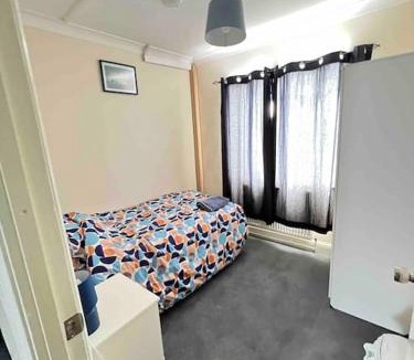 Cairndow House | Lovely 4 Bedroom semi-detached with parking