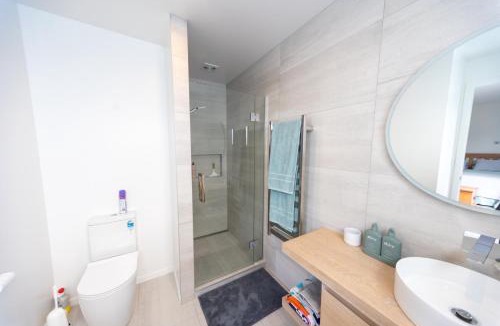 One Tree Point Bed & Breakfast | Marsden Cove Canal Haven with Spa Pool