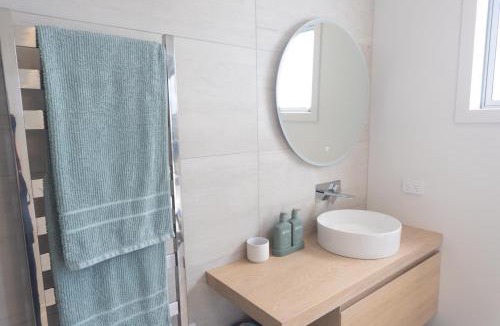 One Tree Point Bed & Breakfast | Marsden Cove Canal Haven with Spa Pool