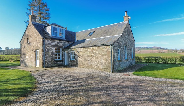 MEADOWGREEN FARMHOUSE, family friendly, with open fire in Forfar