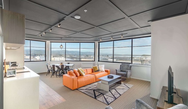 Vibrant 3BR Petone Stay w Foosball & Harbour Views