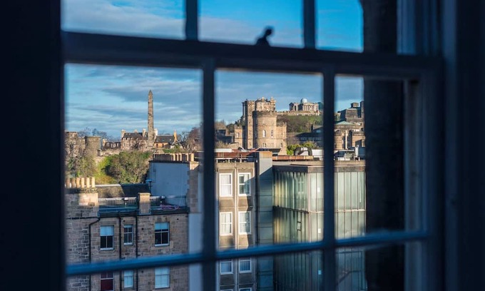 Old Town Apartment | Quiet, central 2 bedroom Royal Mile gem
